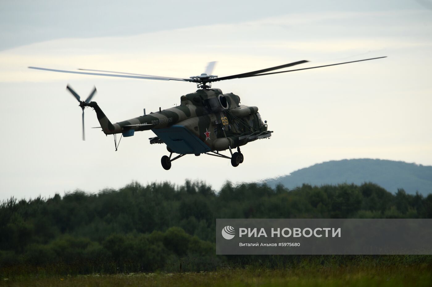 Учебно-тренировочные полеты в отдельном вертолетном полку на аэродроме Черниговка в Приморском крае