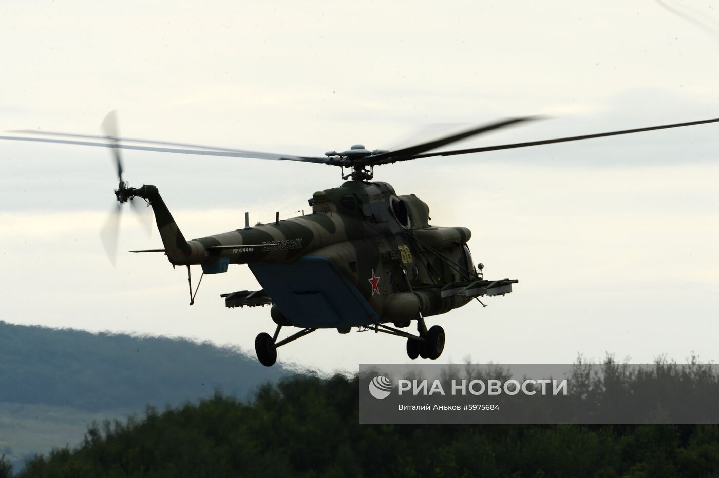 Учебно-тренировочные полеты в отдельном вертолетном полку на аэродроме Черниговка в Приморском крае