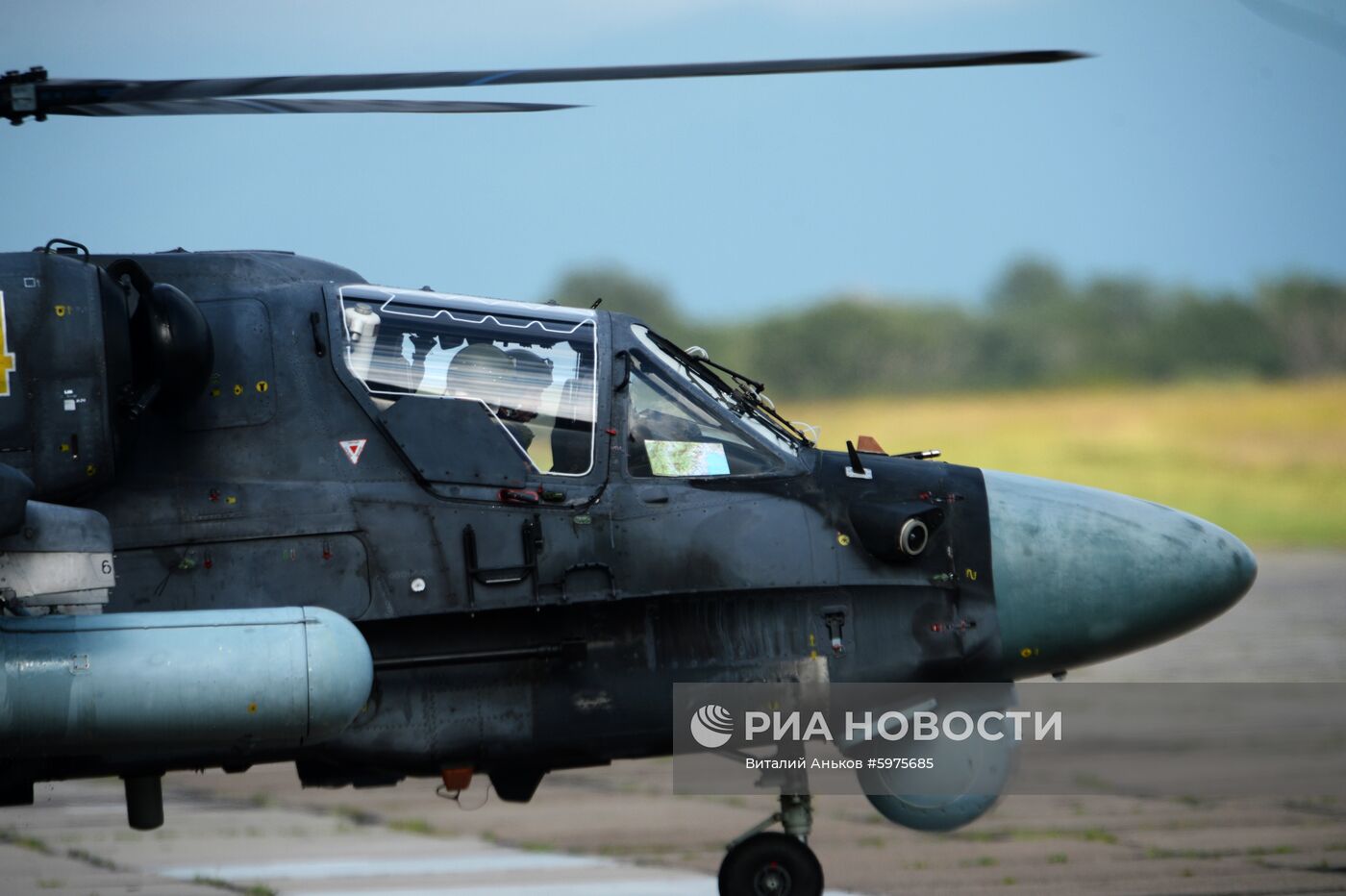 Учебно-тренировочные полеты в отдельном вертолетном полку на аэродроме Черниговка в Приморском крае