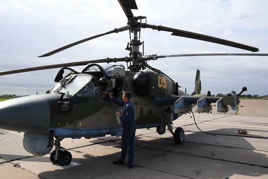 Учебно-тренировочные полеты в отдельном вертолетном полку на аэродроме Черниговка в Приморском крае