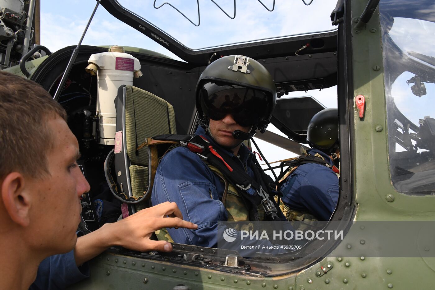 Учебно-тренировочные полеты в отдельном вертолетном полку на аэродроме Черниговка в Приморском крае