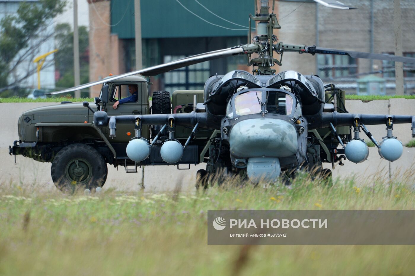 Учебно-тренировочные полеты в отдельном вертолетном полку на аэродроме Черниговка в Приморском крае