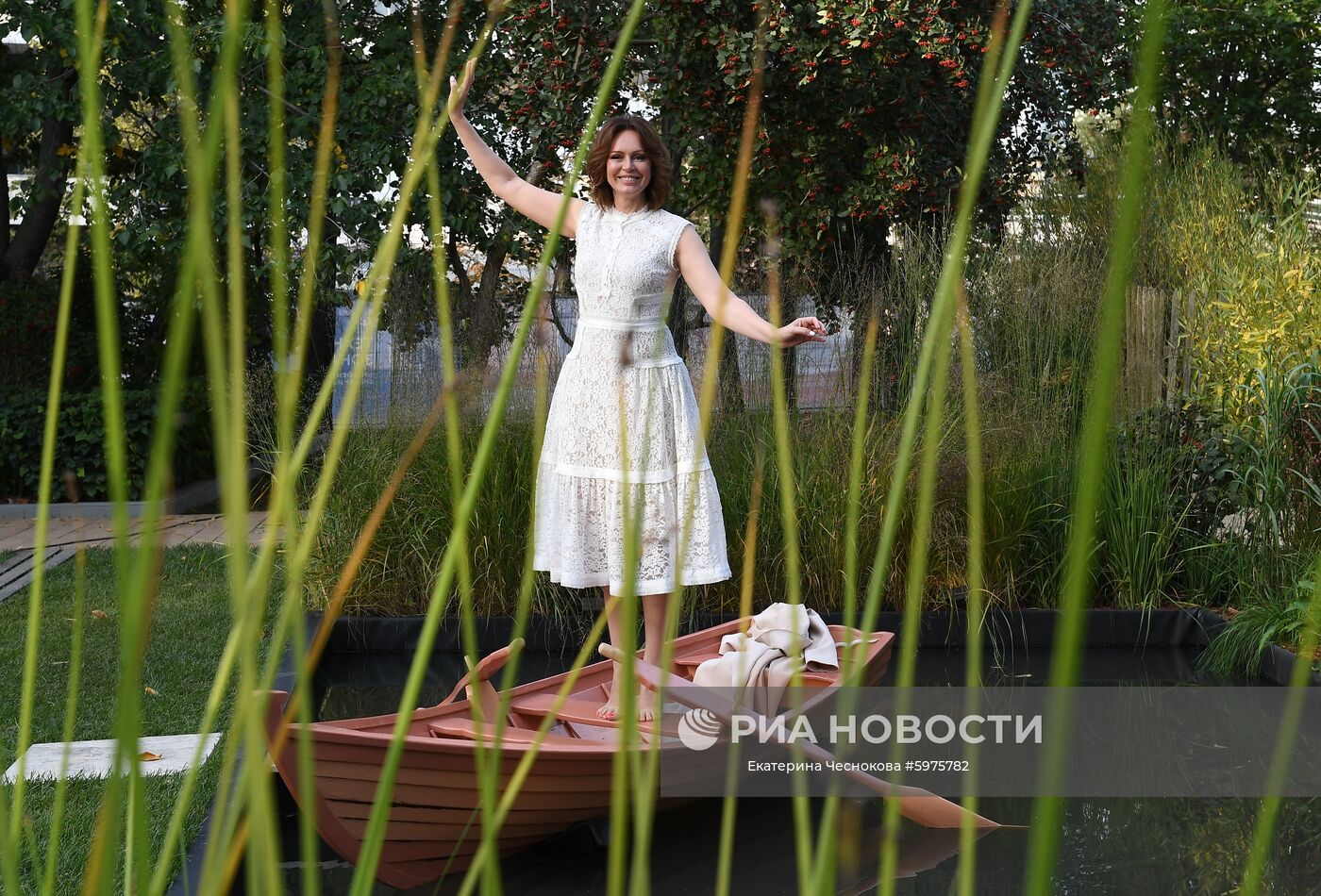 Актриса Ирина Безрукова на VI Московском международном фестивале ландшафтного искусства, садоводства и питомниководства "Сады и люди" на тему "Пятый элемент" в Северном сквере на ВДНХ. Место: Россия, Москва. Автор: Екатерина Чеснокова/РИА Новости. VI фестиваль "Сады и люди" на ВДНХ