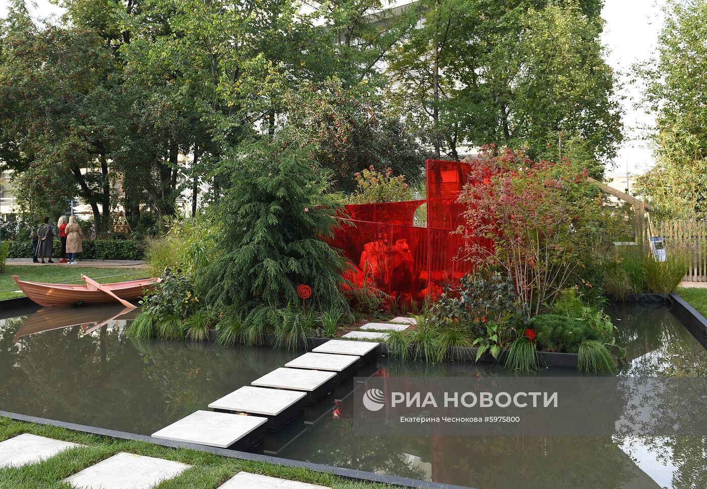 Работа "Созидающая энергия" в номинации "Учитель и ученик" на VI Московском международном фестивале ландшафтного искусства, садоводства и питомниководства "Сады и люди" на тему "Пятый элемент" в Северном сквере на ВДНХ. Место: Россия, Москва. Автор: Екатерина Чеснокова/РИА Новости. VI фестиваль "Сады и люди" на ВДНХ