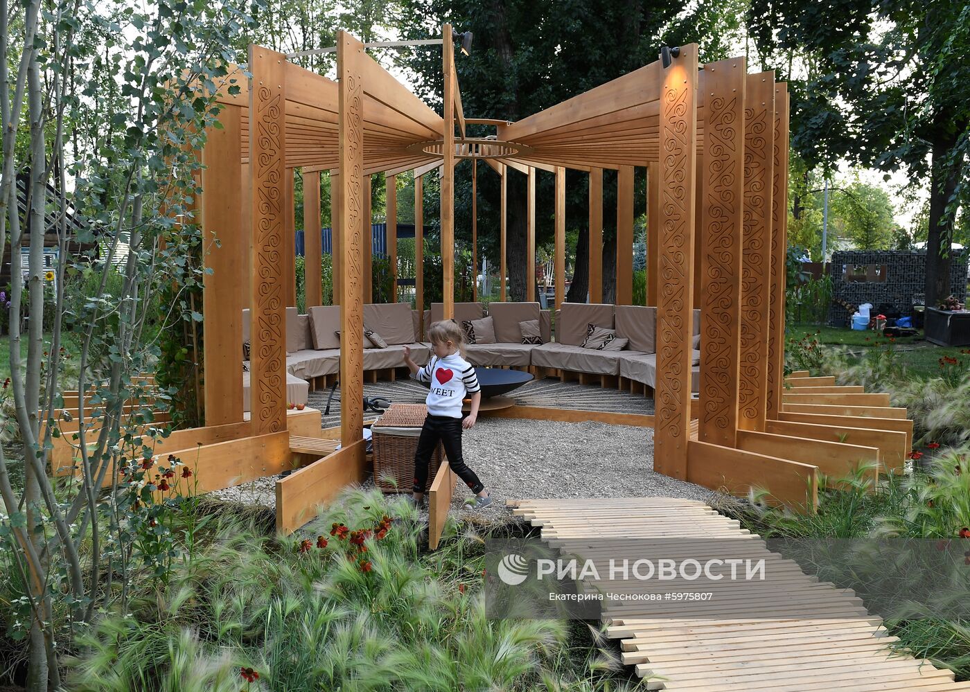 Работа "Сад о Казахстане" в номинации "Большой сад" на VI Московском международном фестивале ландшафтного искусства, садоводства и питомниководства "Сады и люди" на тему "Пятый элемент" в Северном сквере на ВДНХ. Место: Россия, Москва. Автор: Екатерина Чеснокова/РИА Новости. VI фестиваль "Сады и люди" на ВДНХ