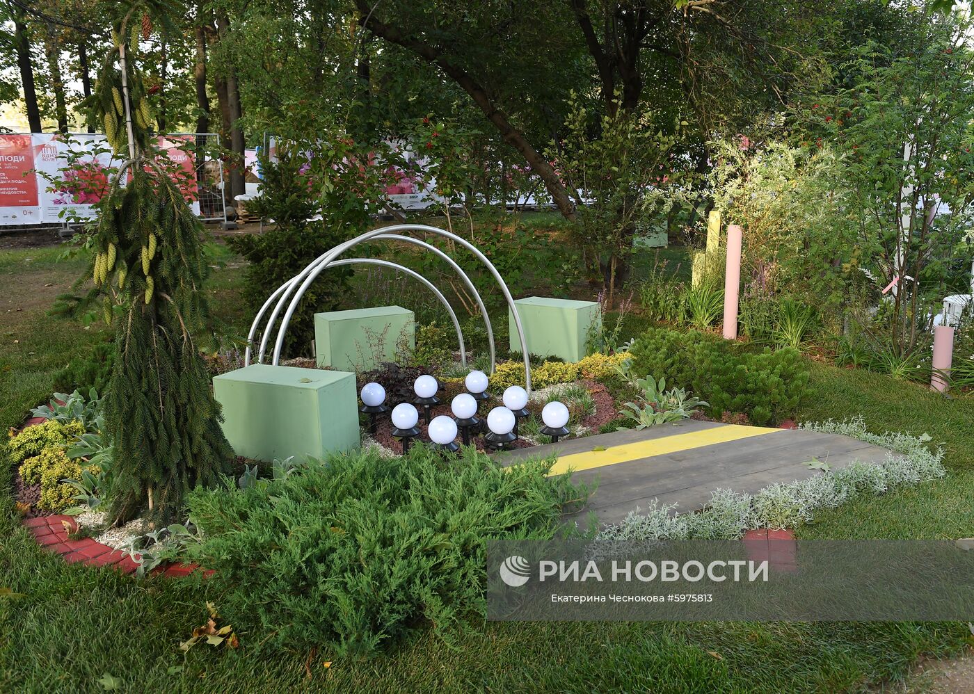 Работа "Метро" в номинации "Сады начинающих" на VI Московском международном фестивале ландшафтного искусства, садоводства и питомниководства "Сады и люди" на тему "Пятый элемент" в Северном сквере на ВДНХ. Место: Россия, Москва. Автор: Екатерина Чеснокова/РИА Новости. VI фестиваль "Сады и люди" на ВДНХ
