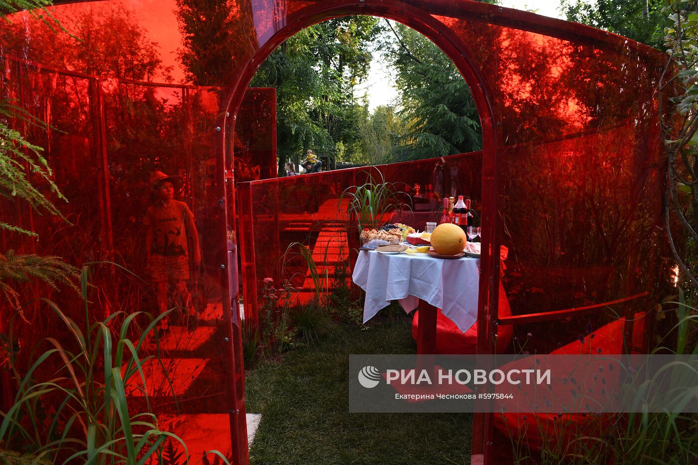 Работа "Созидающая энергия" в номинации "Учитель и ученик" на VI Московском международном фестивале ландшафтного искусства, садоводства и питомниководства "Сады и люди" на тему "Пятый элемент" в Северном сквере на ВДНХ. Место: Россия, Москва. Автор: Екатерина Чеснокова/РИА Новости. VI фестиваль "Сады и люди" на ВДНХ