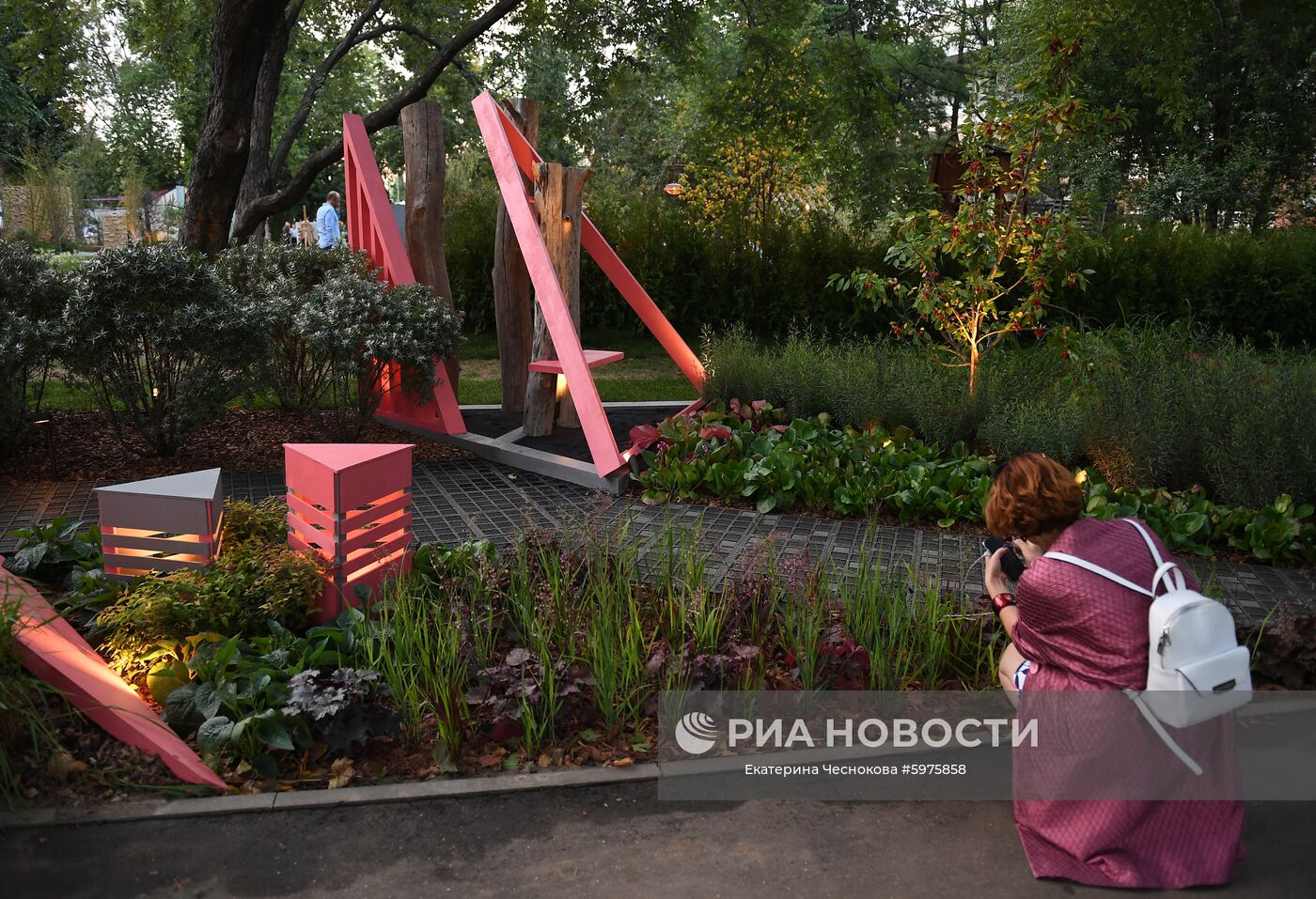 Работа "Manual" в номинации "Малый сад" на VI Московском международном фестивале ландшафтного искусства, садоводства и питомниководства "Сады и люди" на тему "Пятый элемент" в Северном сквере на ВДНХ. Место: Россия, Москва. Автор: Екатерина Чеснокова/РИА Новости. VI фестиваль "Сады и люди" на ВДНХ