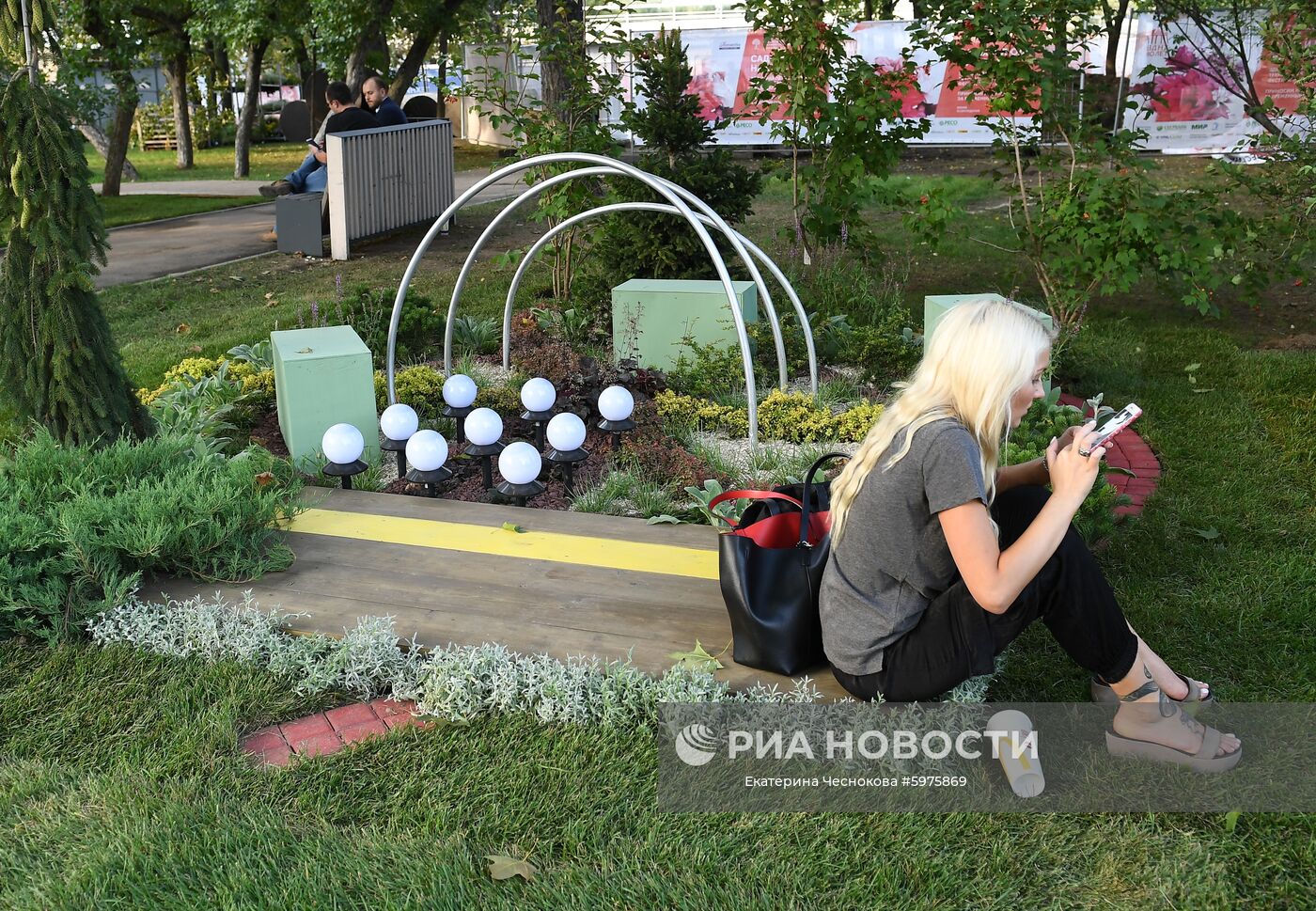 Посетитель у работы "Метро" в номинации "Сады начинающих" на VI Московском международном фестивале ландшафтного искусства, садоводства и питомниководства "Сады и люди" на тему "Пятый элемент" в Северном сквере на ВДНХ. Место: Россия, Москва. Автор: Екатерина Чеснокова/РИА Новости. VI фестиваль "Сады и люди" на ВДНХ