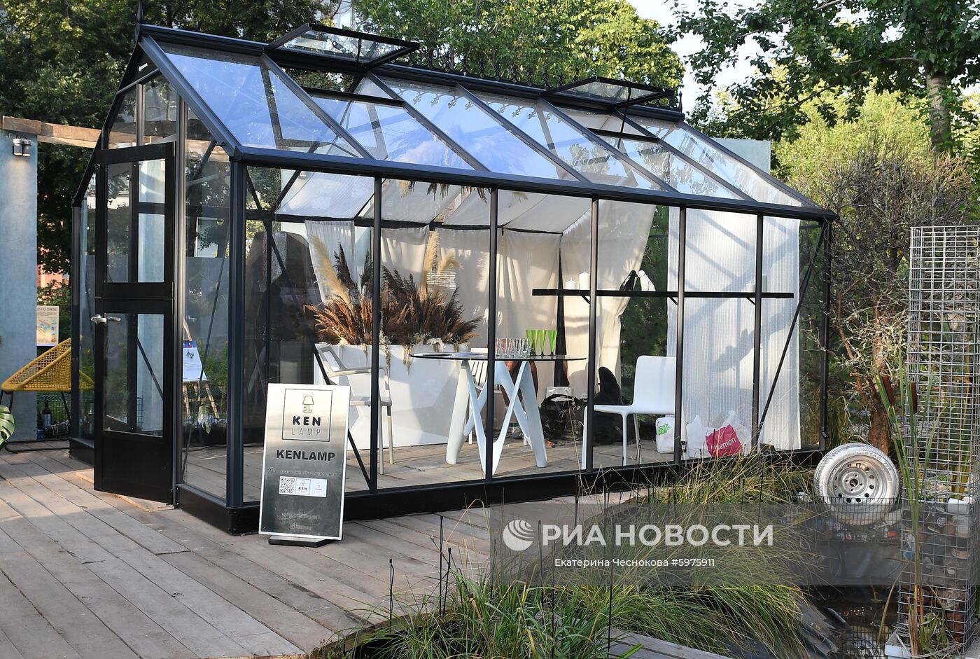 Работа "ОсоЗнание" в номинации "Большой сад" на VI Московском международном фестивале ландшафтного искусства, садоводства и питомниководства "Сады и люди" на тему "Пятый элемент" в Северном сквере на ВДНХ. Место: Россия, Москва. Автор: Екатерина Чеснокова/РИА Новости. VI фестиваль "Сады и люди" на ВДНХ