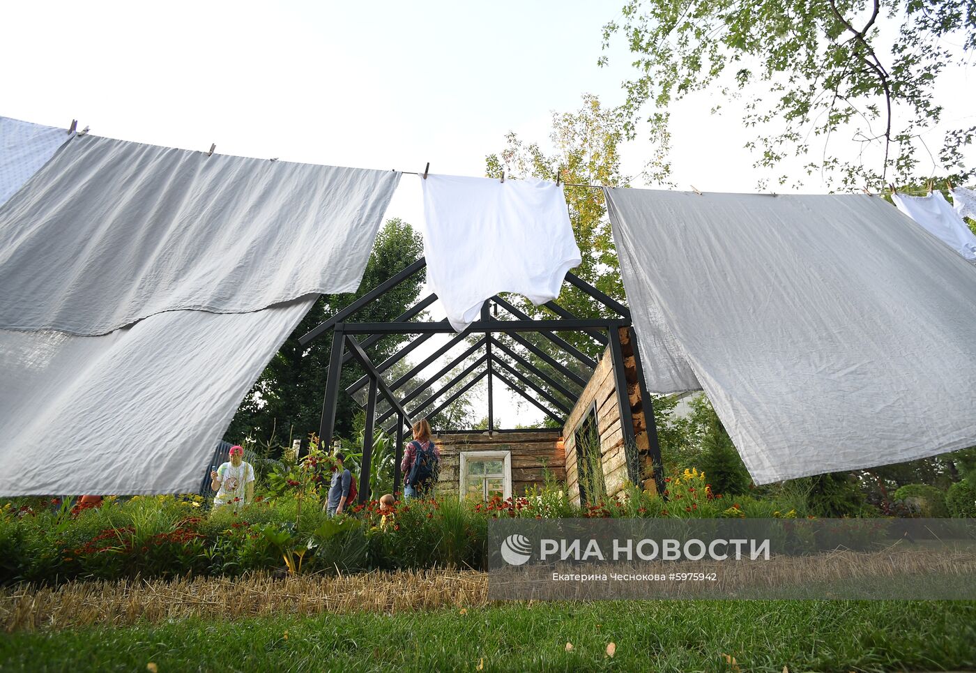 Работа "Спадчына \ Наследие" в номинации "Большой сад" на VI Московском международном фестивале ландшафтного искусства, садоводства и питомниководства "Сады и люди" на тему "Пятый элемент" в Северном сквере на ВДНХ. Место: Россия, Москва. Автор: Екатерина Чеснокова/РИА Новости. VI фестиваль "Сады и люди" на ВДНХ