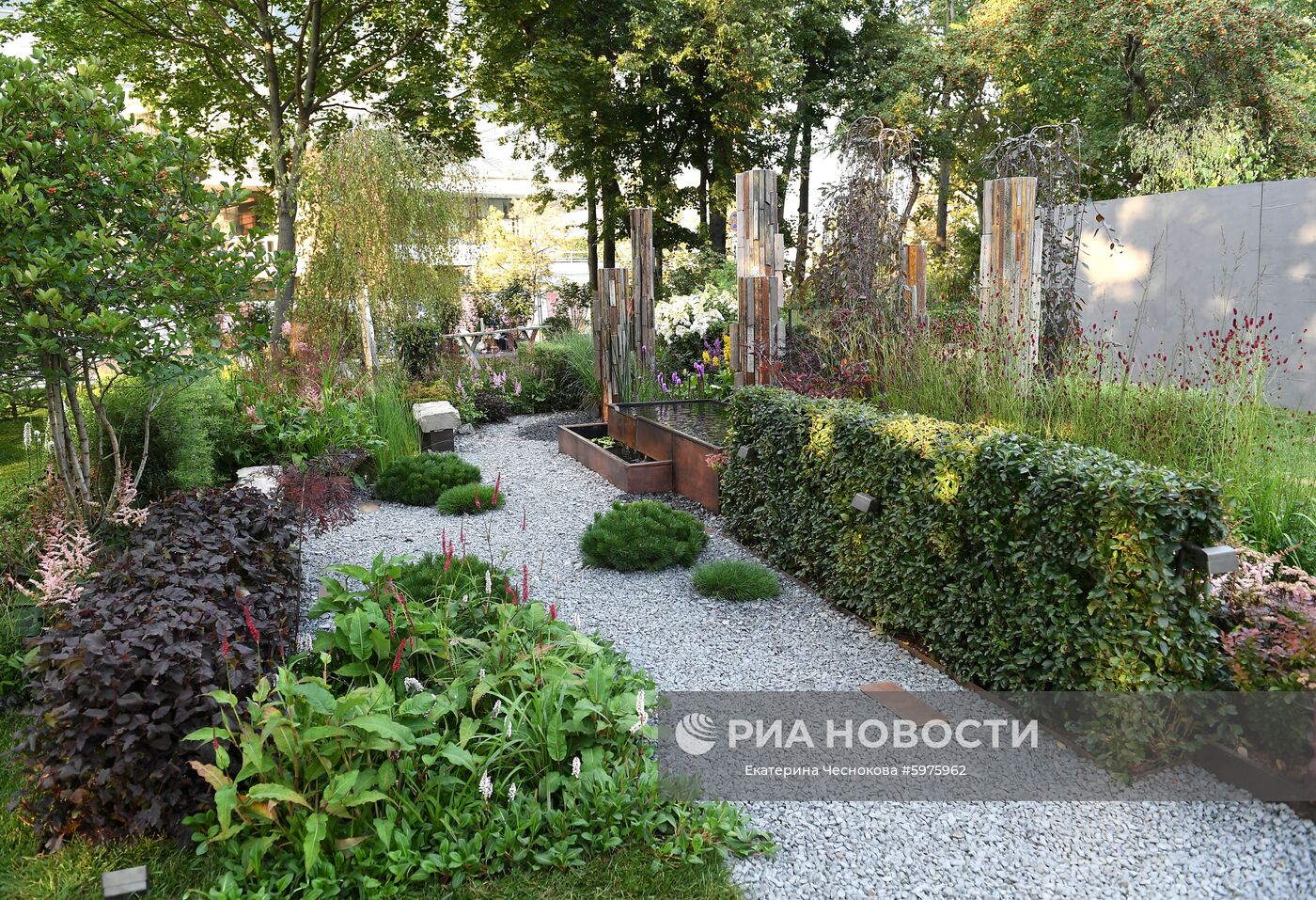 Работа "Живые камни" в номинации "Малый сад" на VI Московском международном фестивале ландшафтного искусства, садоводства и питомниководства "Сады и люди" на тему "Пятый элемент" в Северном сквере на ВДНХ. Место: Россия, Москва. Автор: Екатерина Чеснокова/РИА Новости. VI фестиваль "Сады и люди" на ВДНХ