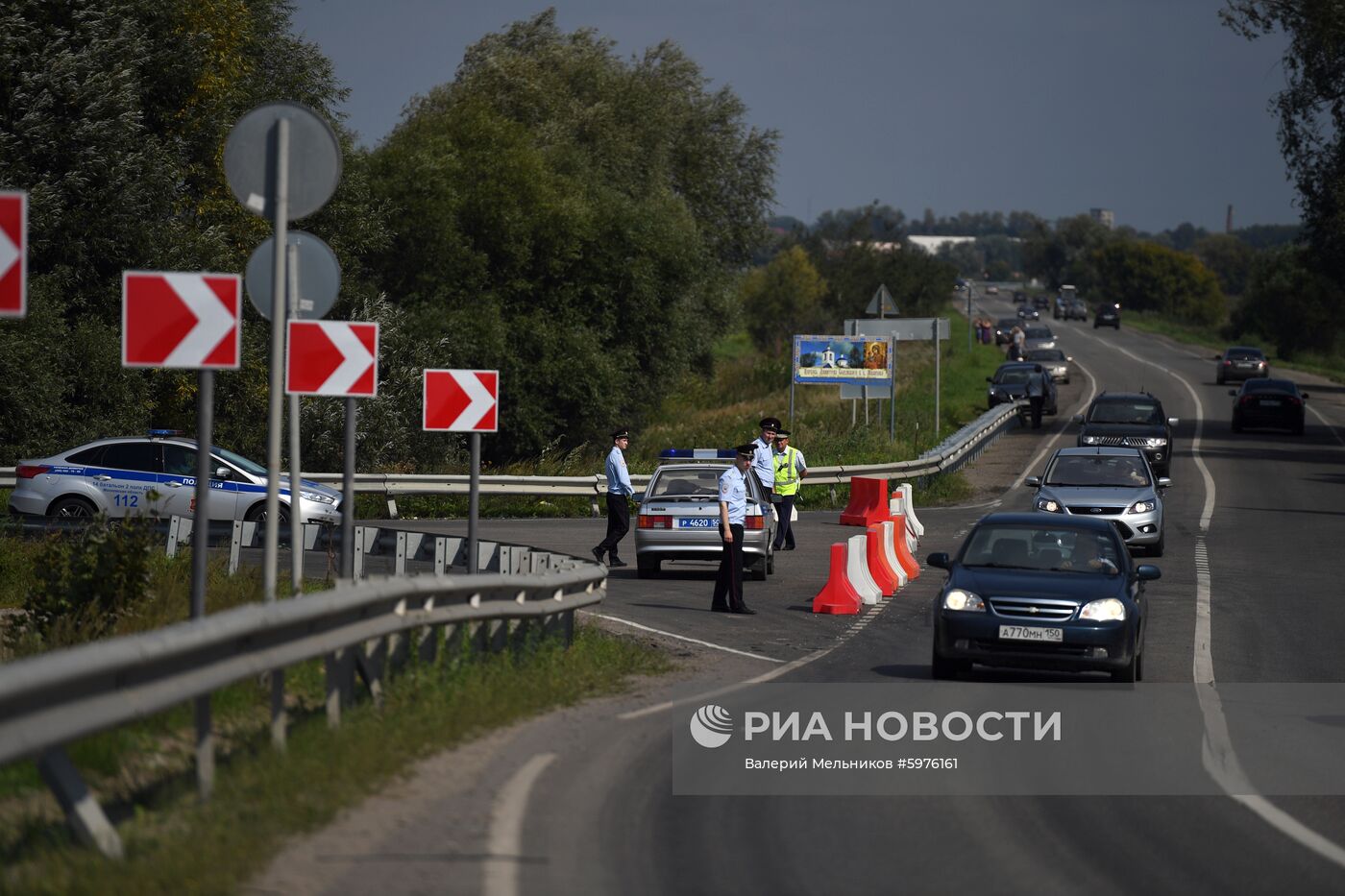 Пассажирский самолёт совершил аварийную посадку в Подмосковье