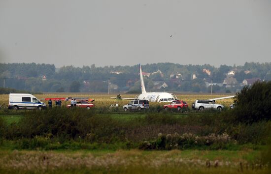 Пассажирский самолёт совершил аварийную посадку в Подмосковье
