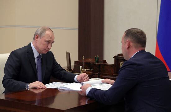 Президент РФ В. Путин встретился с врио губернатора Курганской области В. Шумковым