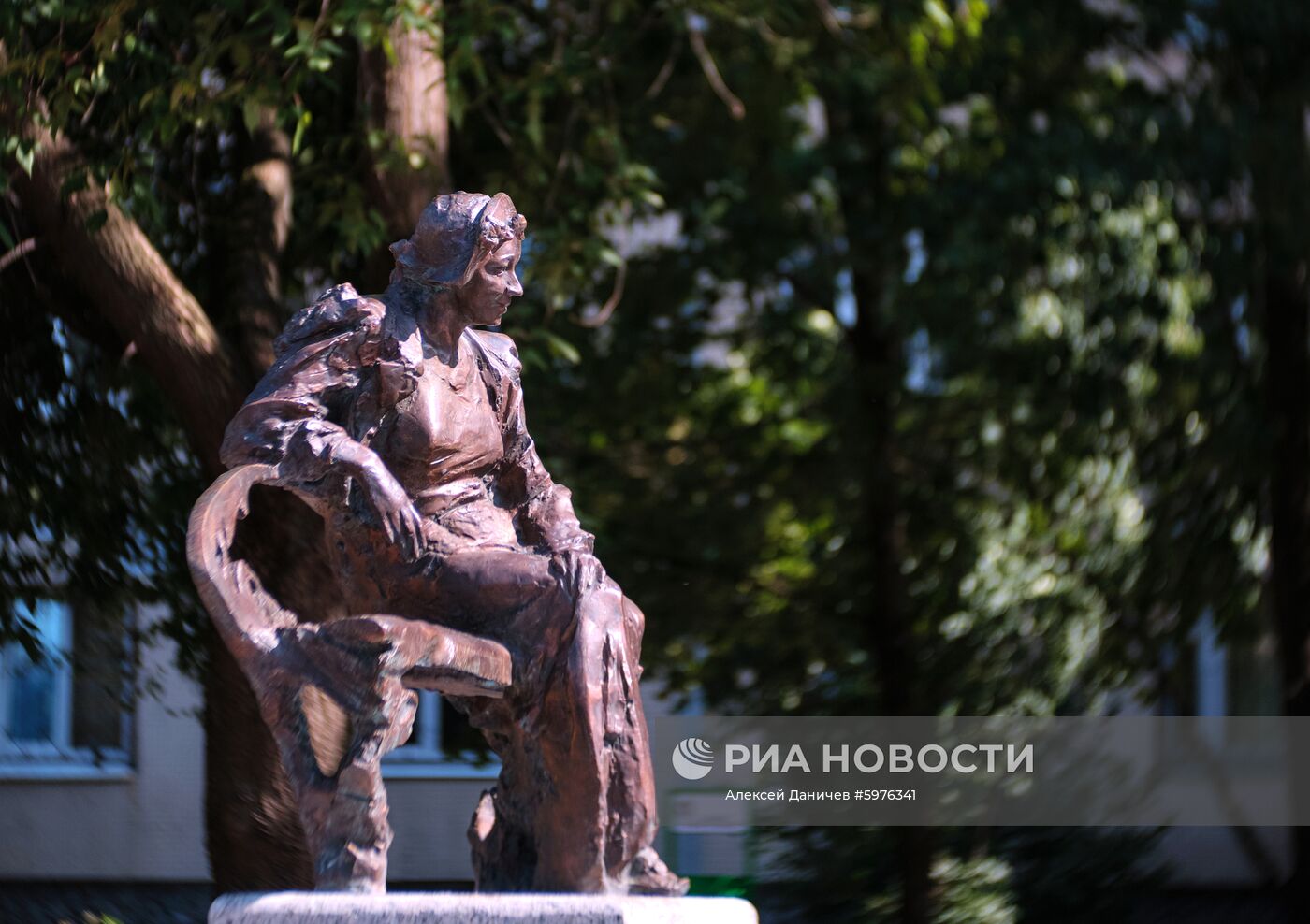Памятник актрисе Фаине Раневской в Санкт-Петербурге