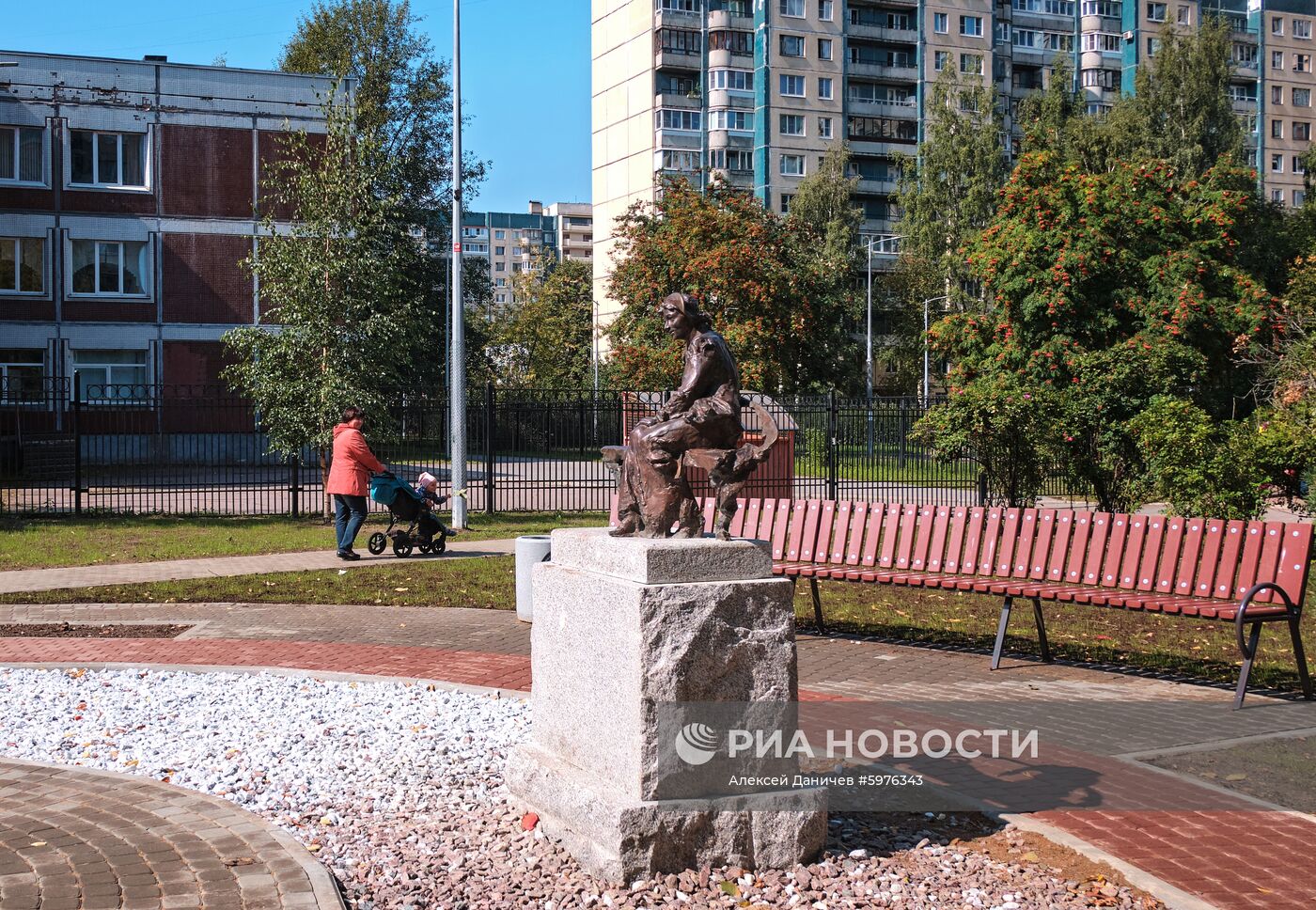 Памятник актрисе Фаине Раневской в Санкт-Петербурге