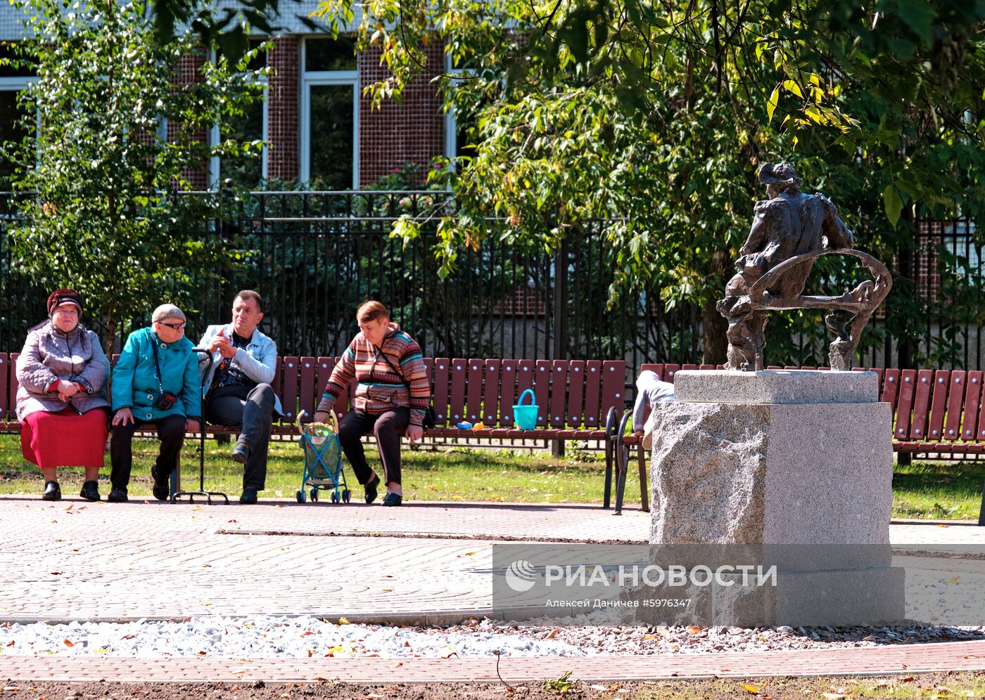 Памятник актрисе Фаине Раневской в Санкт-Петербурге