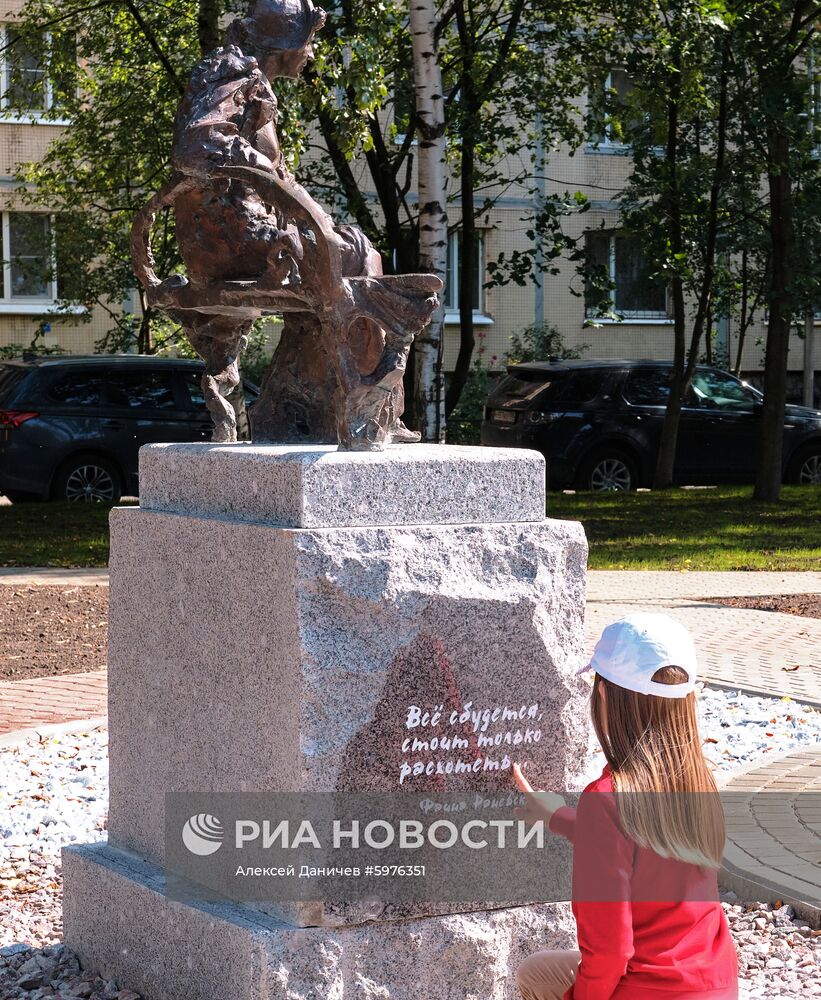 Памятник актрисе Фаине Раневской в Санкт-Петербурге