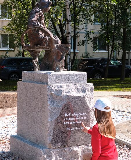 Памятник актрисе Фаине Раневской в Санкт-Петербурге