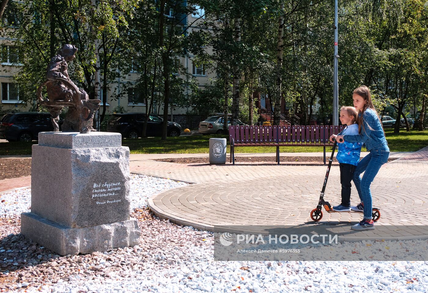 Памятник актрисе Фаине Раневской в Санкт-Петербурге