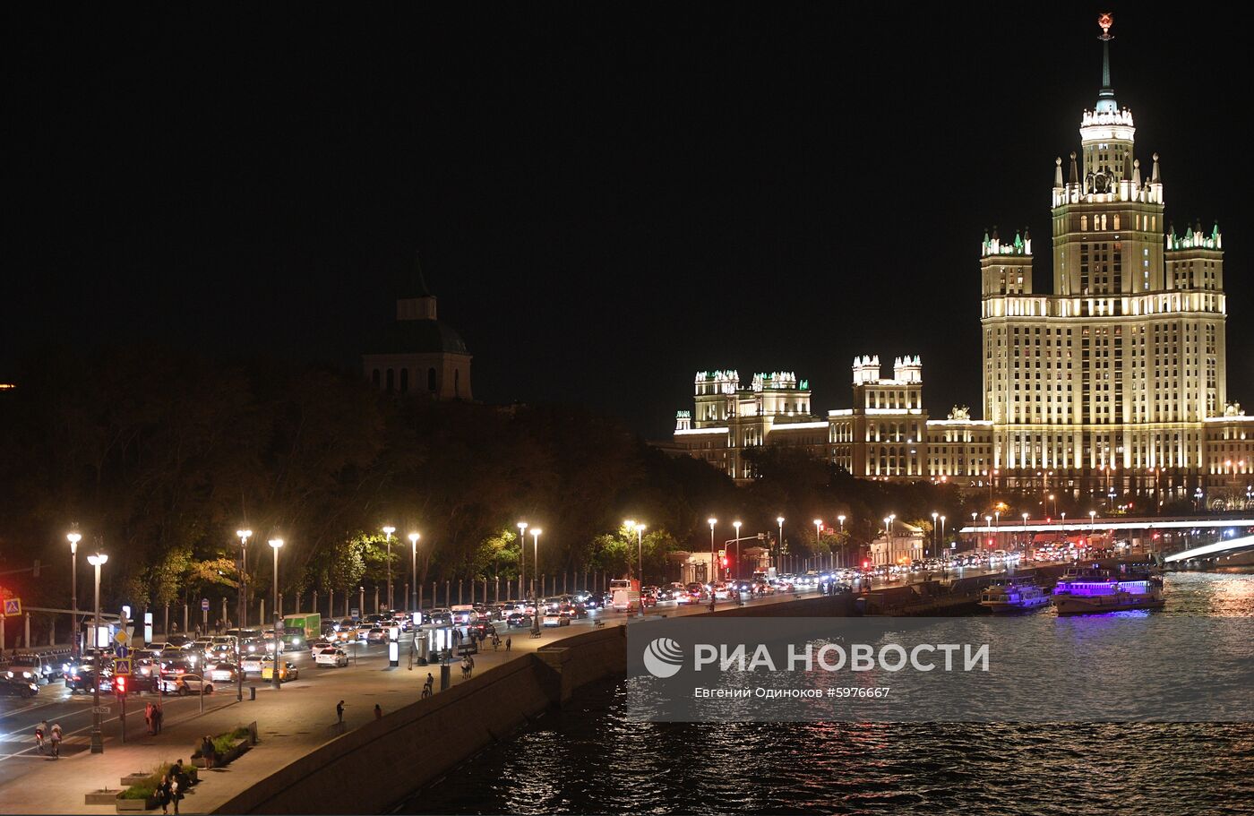 Улицы Москвы в вечернее время