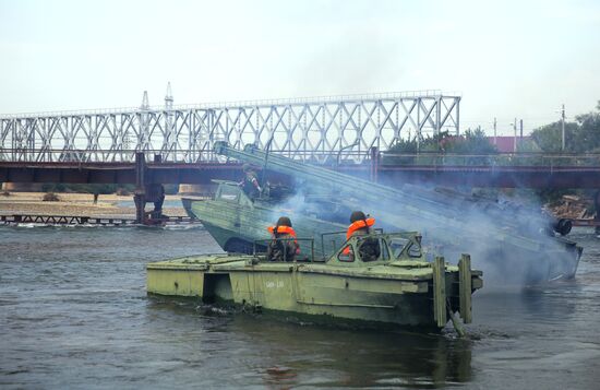 Учения военнослужащих мостовых подразделений ЮВО