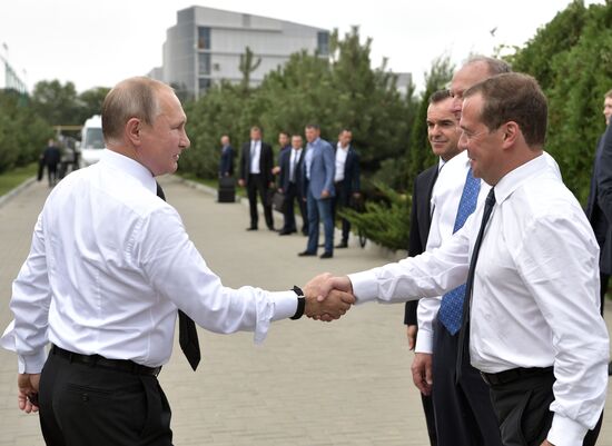 Рабачая поездка президента РФ В. Путина и премьер-министра РФ Д. Медведева в Анапу
