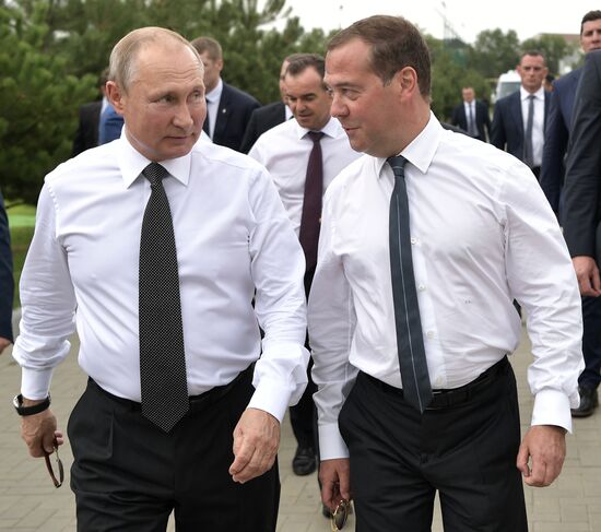 Рабачая поездка президента РФ В. Путина и премьер-министра РФ Д. Медведева в Анапу