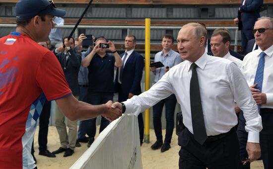 Рабочая поездка президента РФ В. Путина и премьер-министра РФ Д. Медведева в Анапу