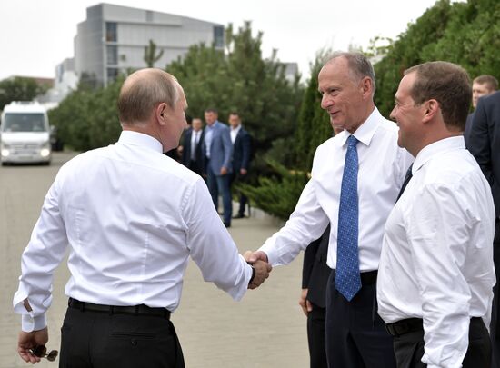 Рабочая поездка президента РФ В. Путина и премьер-министра РФ Д. Медведева в Анапу