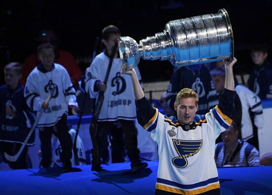 Кубок Стэнли на презентации ХК "Динамо"