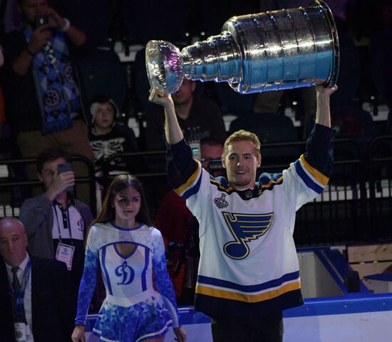 Кубок Стэнли на презентации ХК "Динамо"