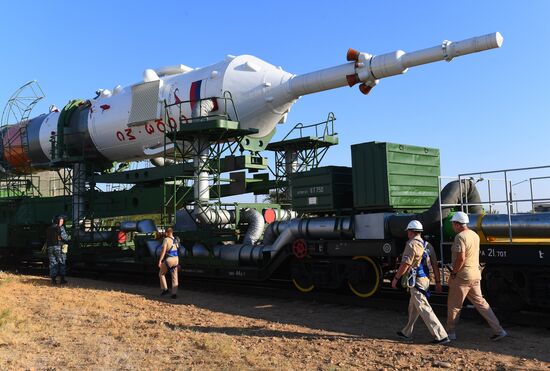 Вывоз РН «Союз-2.1а» на стартовую площадку 