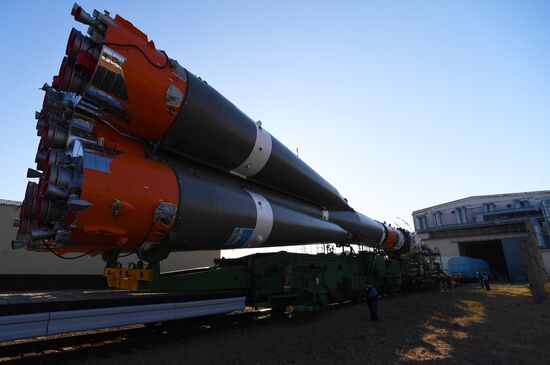 Вывоз РН «Союз-2.1а» на стартовую площадку 