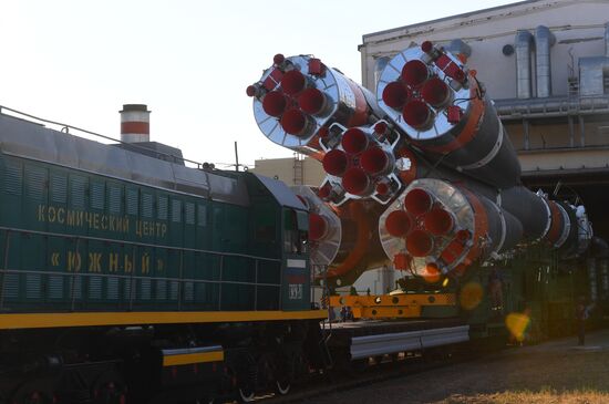 Вывоз РН «Союз-2.1а» на стартовую площадку 