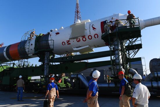 Вывоз РН «Союз-2.1а» на стартовую площадку 