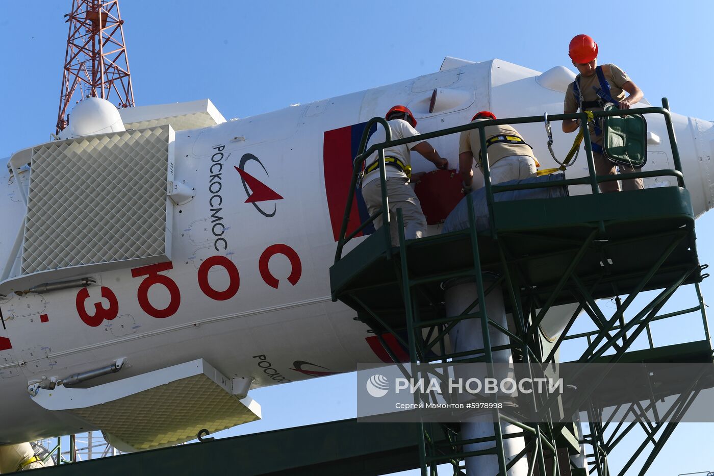 Вывоз РН «Союз-2.1а» на стартовую площадку 