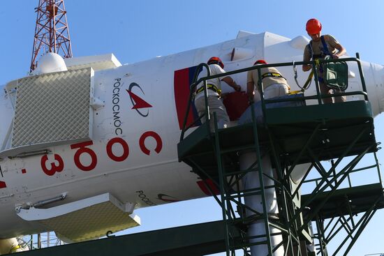 Вывоз РН «Союз-2.1а» на стартовую площадку 