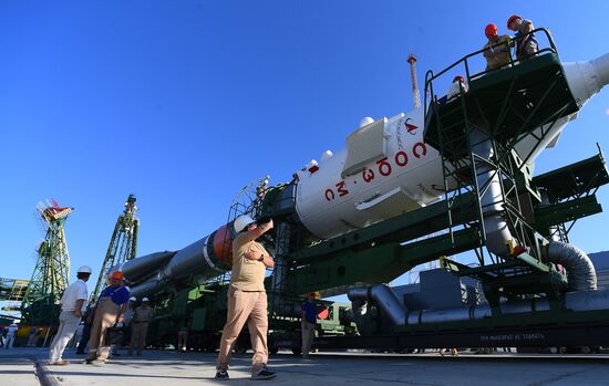 Вывоз РН «Союз-2.1а» на стартовую площадку 