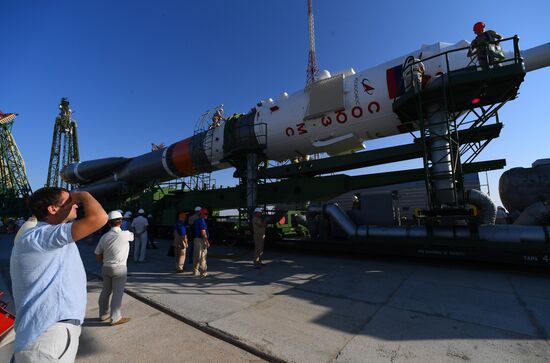 Вывоз РН «Союз-2.1а» на стартовую площадку 