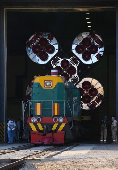 Вывоз РН «Союз-2.1а» на стартовую площадку 