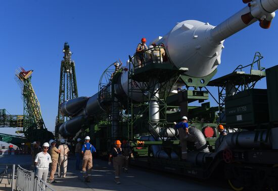 Вывоз РН «Союз-2.1а» на стартовую площадку 