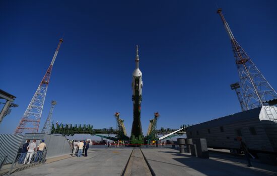 Вывоз РН «Союз-2.1а» на стартовую площадку 