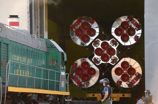 Вывоз РН «Союз-2.1а» на стартовую площадку 