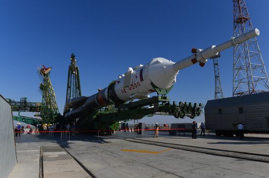 Вывоз РН «Союз-2.1а» на стартовую площадку 