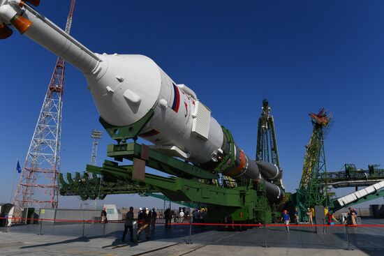 Вывоз РН "Союз-2.1а" на стартовую площадку 