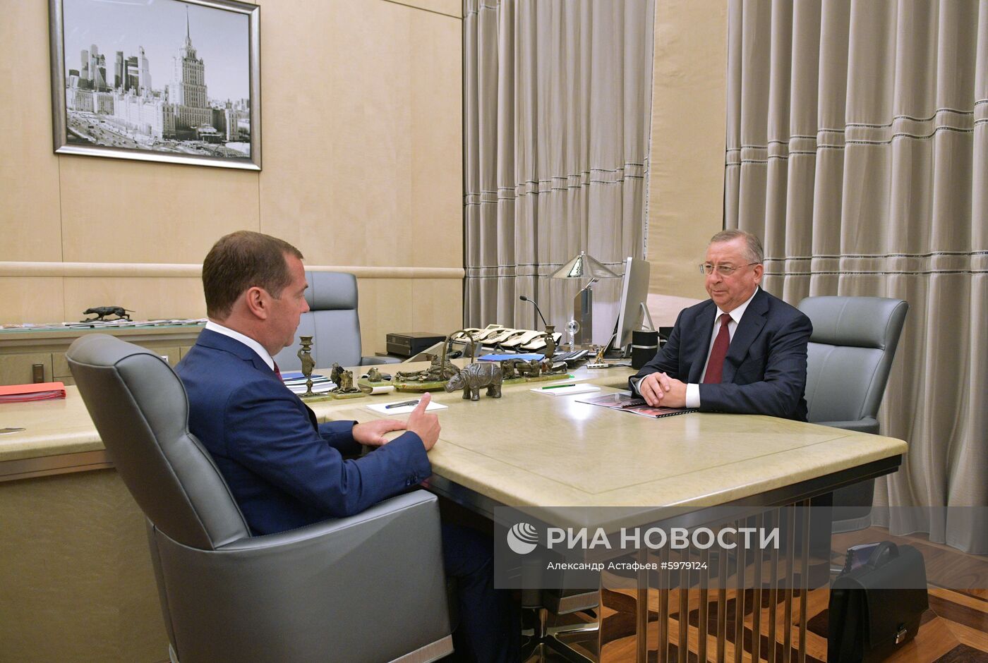 Премьер-министр РФ Д. Медведев встретился с главой ПАО "Транснефть" Н. Токаревым