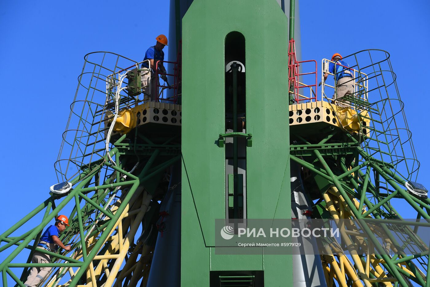 Вывоз РН «Союз-2.1а» на стартовую площадку 