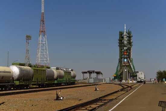 Вывоз РН «Союз-2.1а» на стартовую площадку 